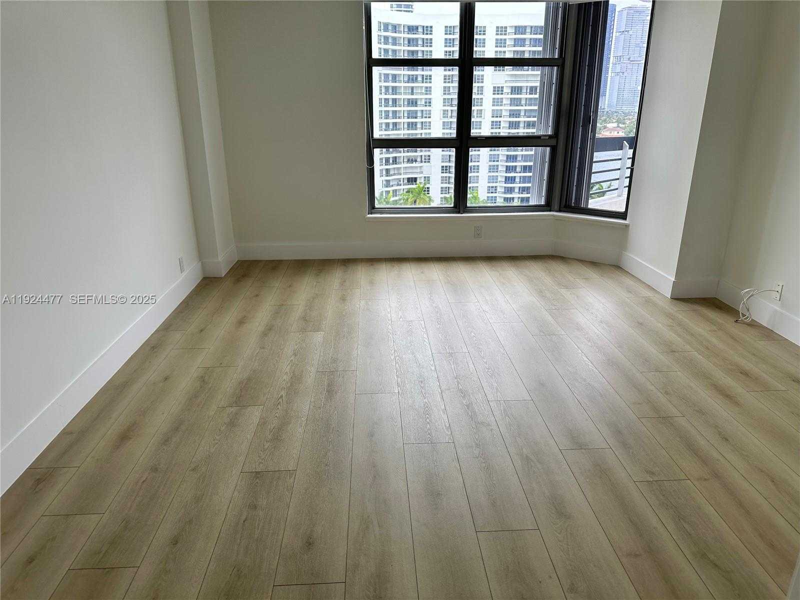 Small Image of 3530 MYSTIC POINTE DR #1213, Aventura Number 5