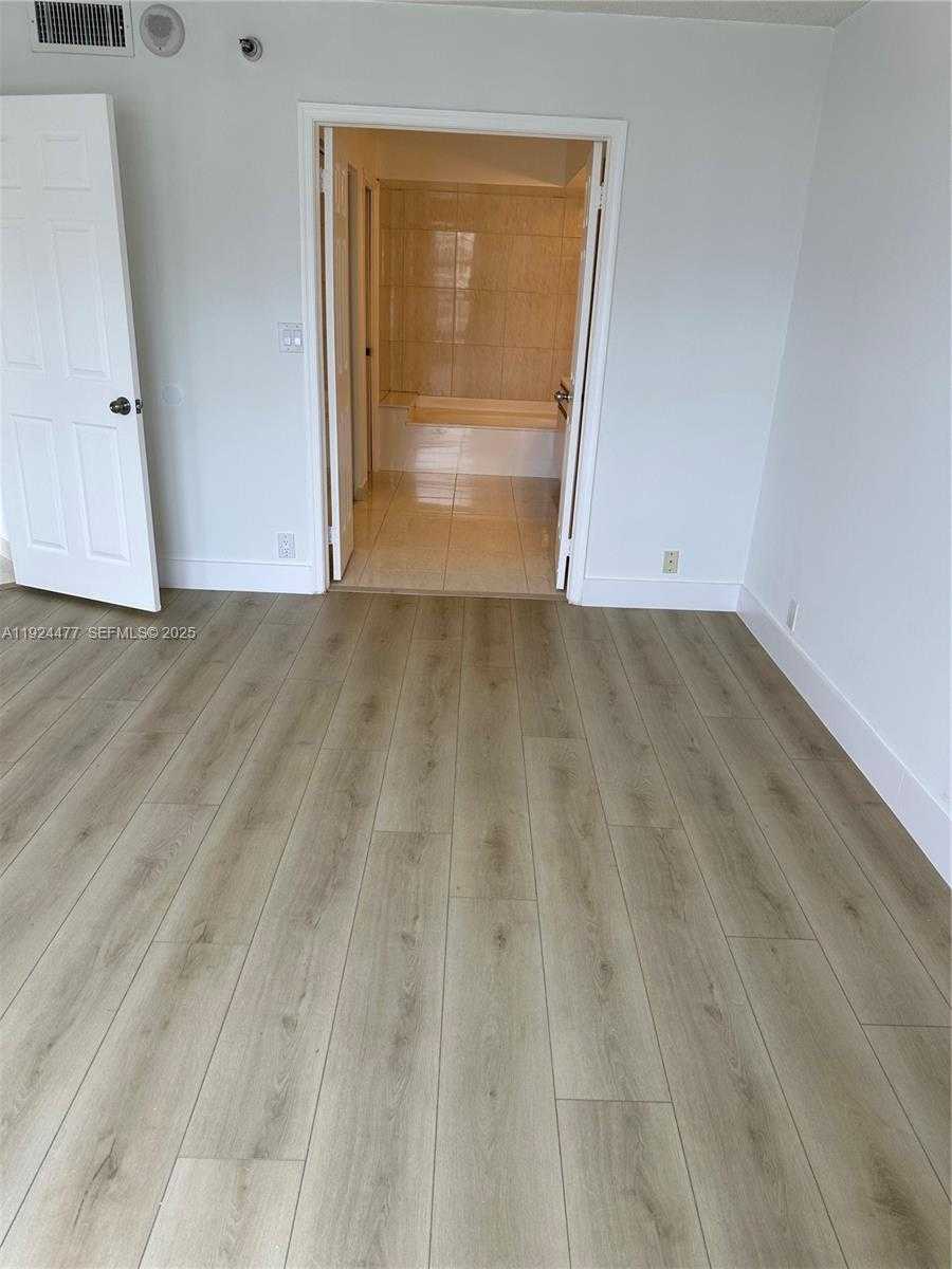 Small Image of 3530 MYSTIC POINTE DR #1213, Aventura Number 6