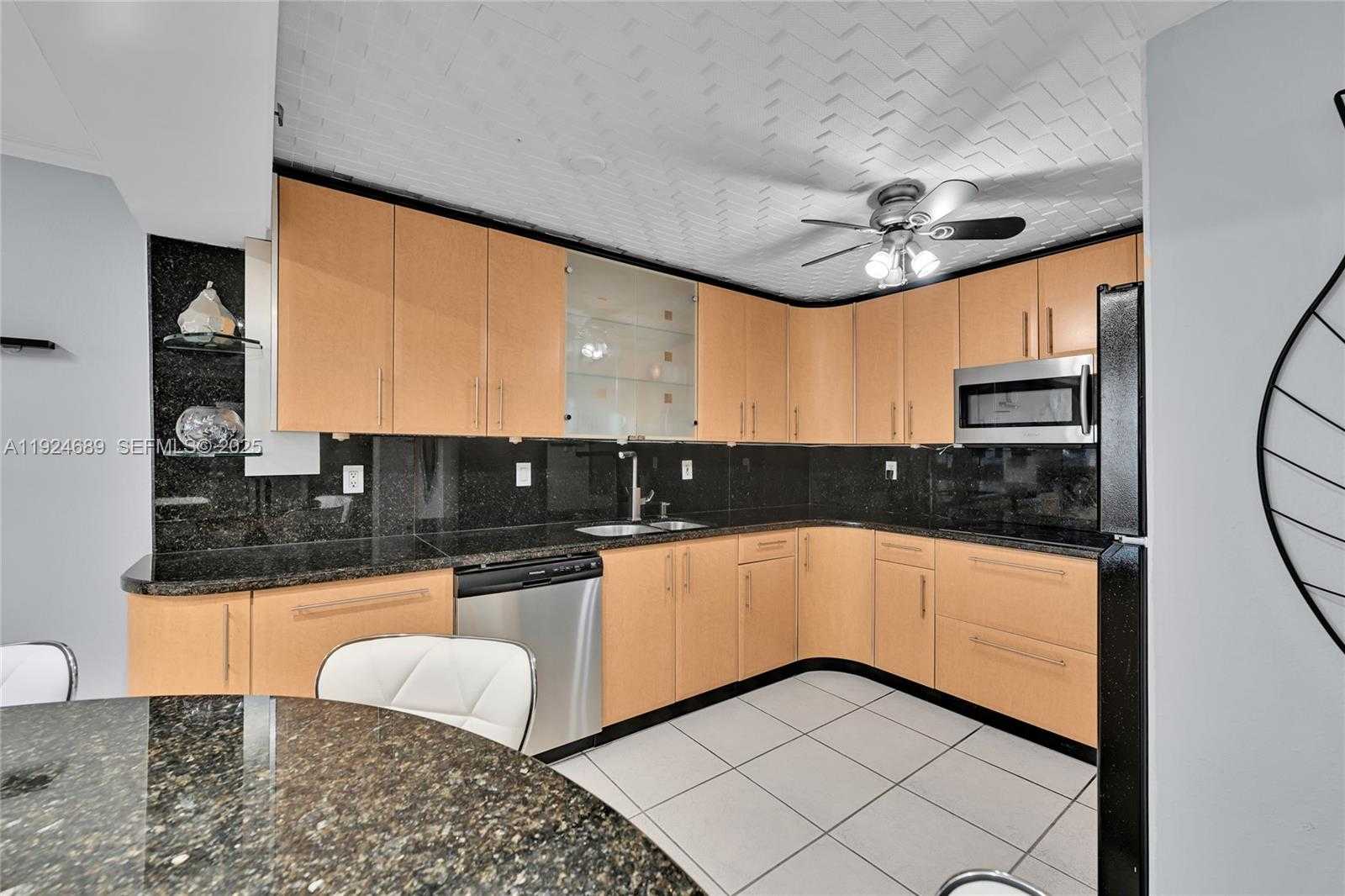 Small Image of 6039 COLLINS AVE #621, Miami Beach Number 11