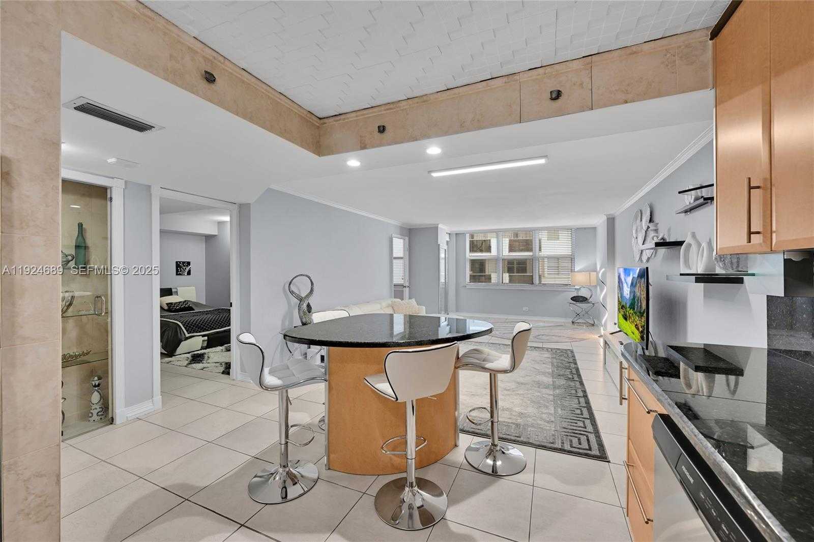 Small Image of 6039 COLLINS AVE #621, Miami Beach Number 12