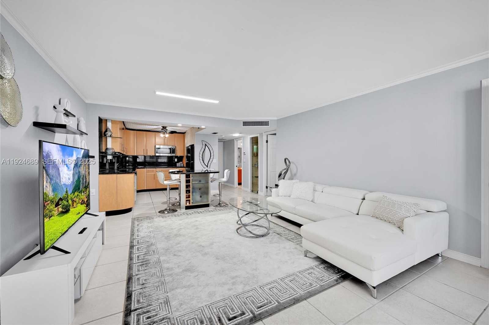 Small Image of 6039 COLLINS AVE #621, Miami Beach Number 17