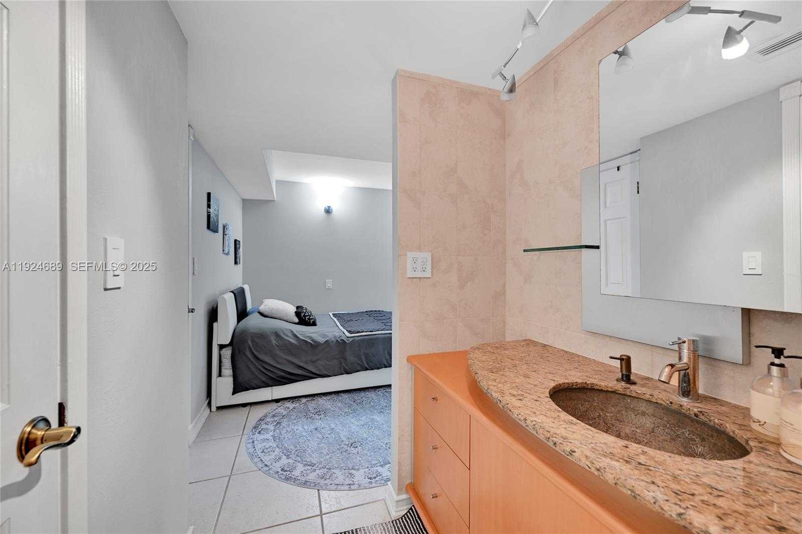 Small Image of 6039 COLLINS AVE #621, Miami Beach Number 25