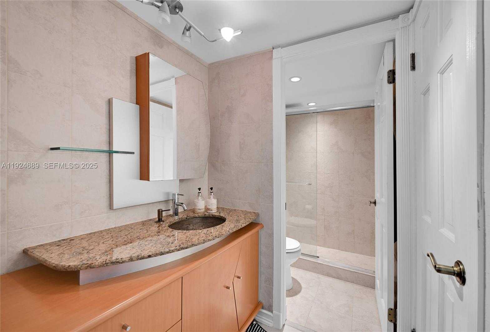 Small Image of 6039 COLLINS AVE #621, Miami Beach Number 26