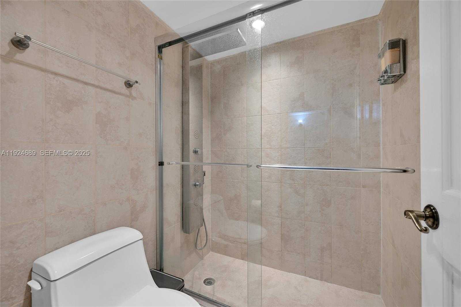 Small Image of 6039 COLLINS AVE #621, Miami Beach Number 27