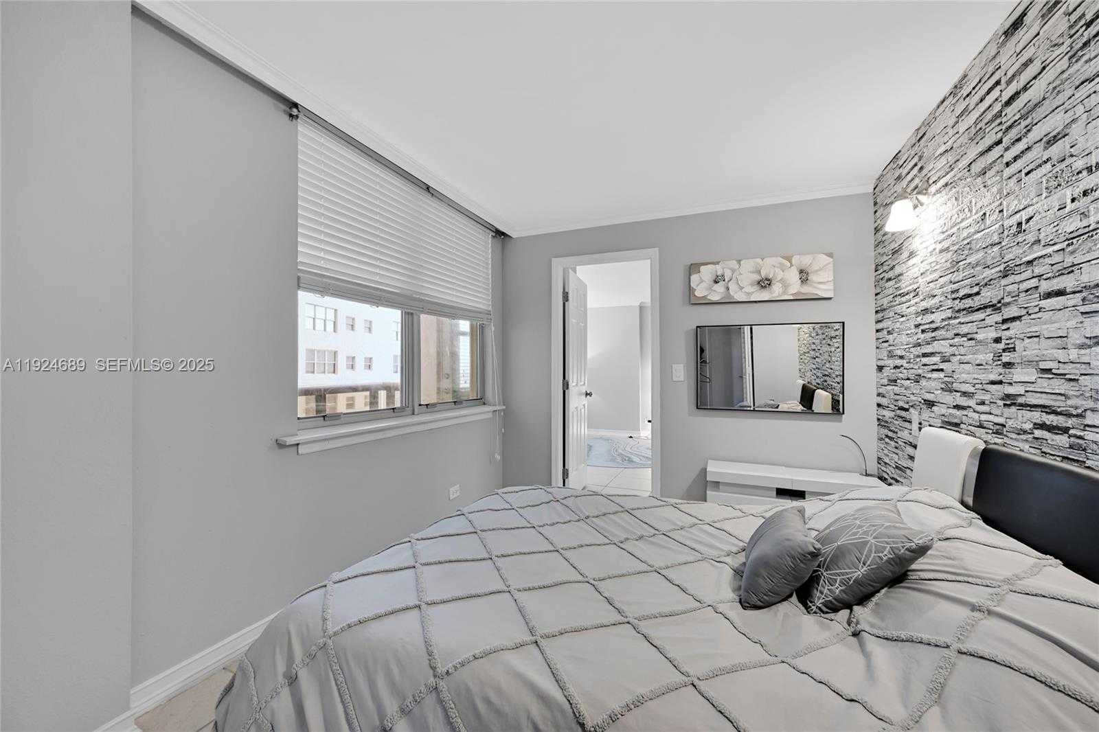 Small Image of 6039 COLLINS AVE #621, Miami Beach Number 31