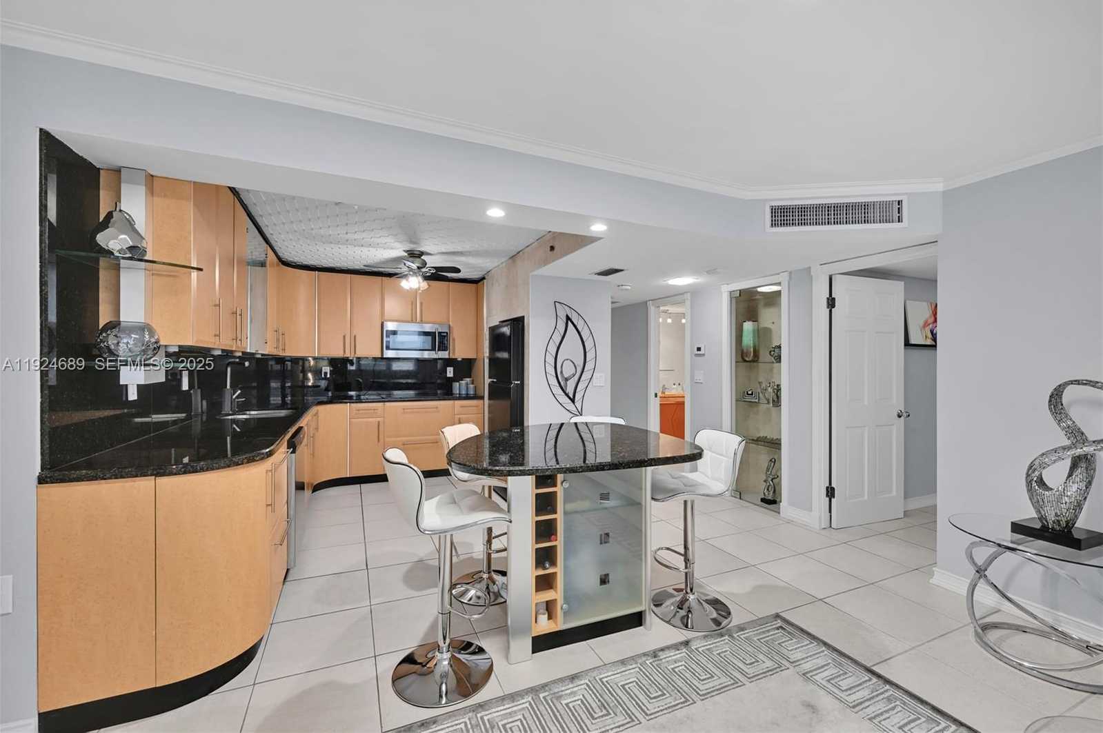 Small Image of 6039 COLLINS AVE #621, Miami Beach Number 8
