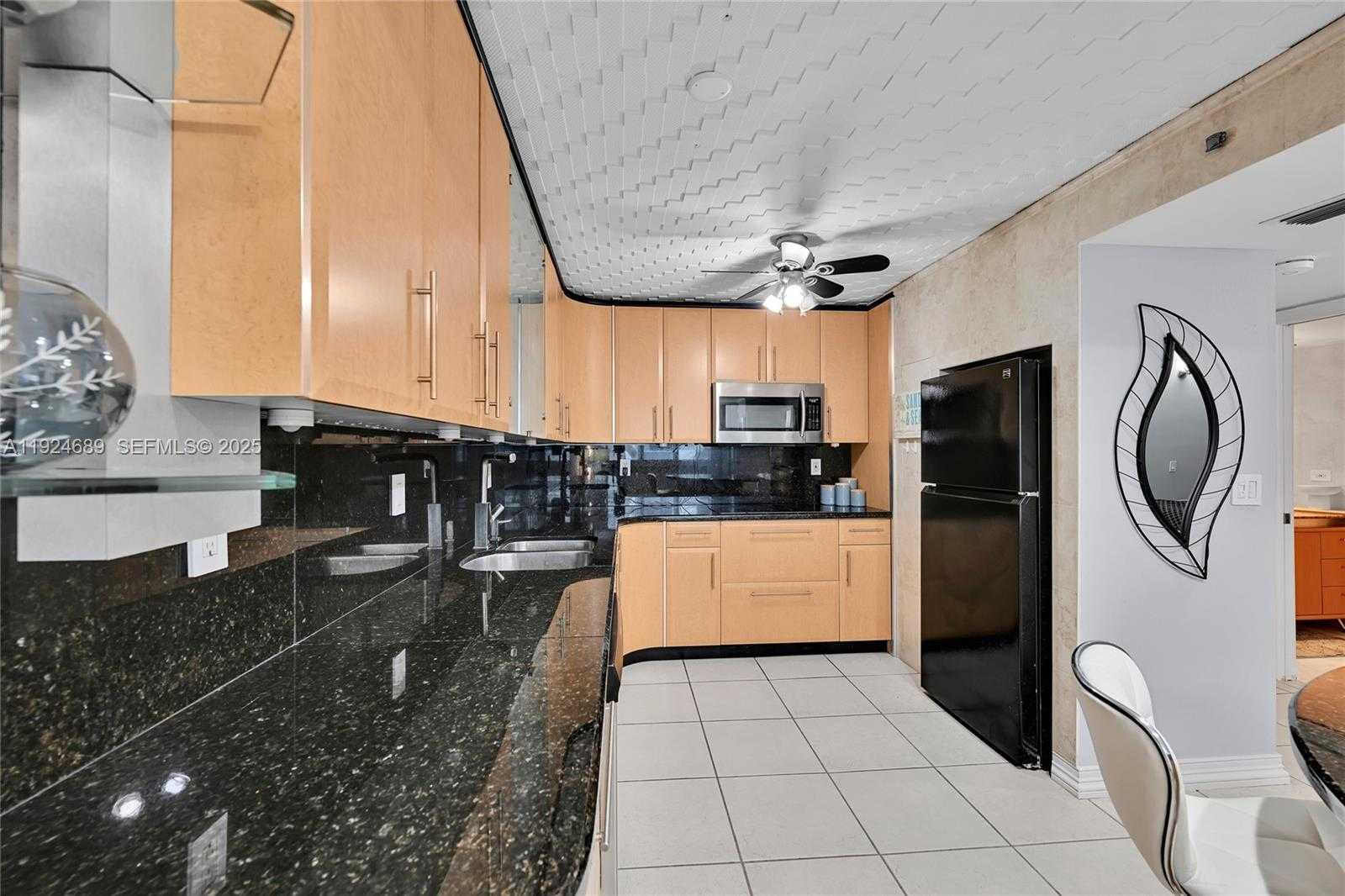 Small Image of 6039 COLLINS AVE #621, Miami Beach Number 9