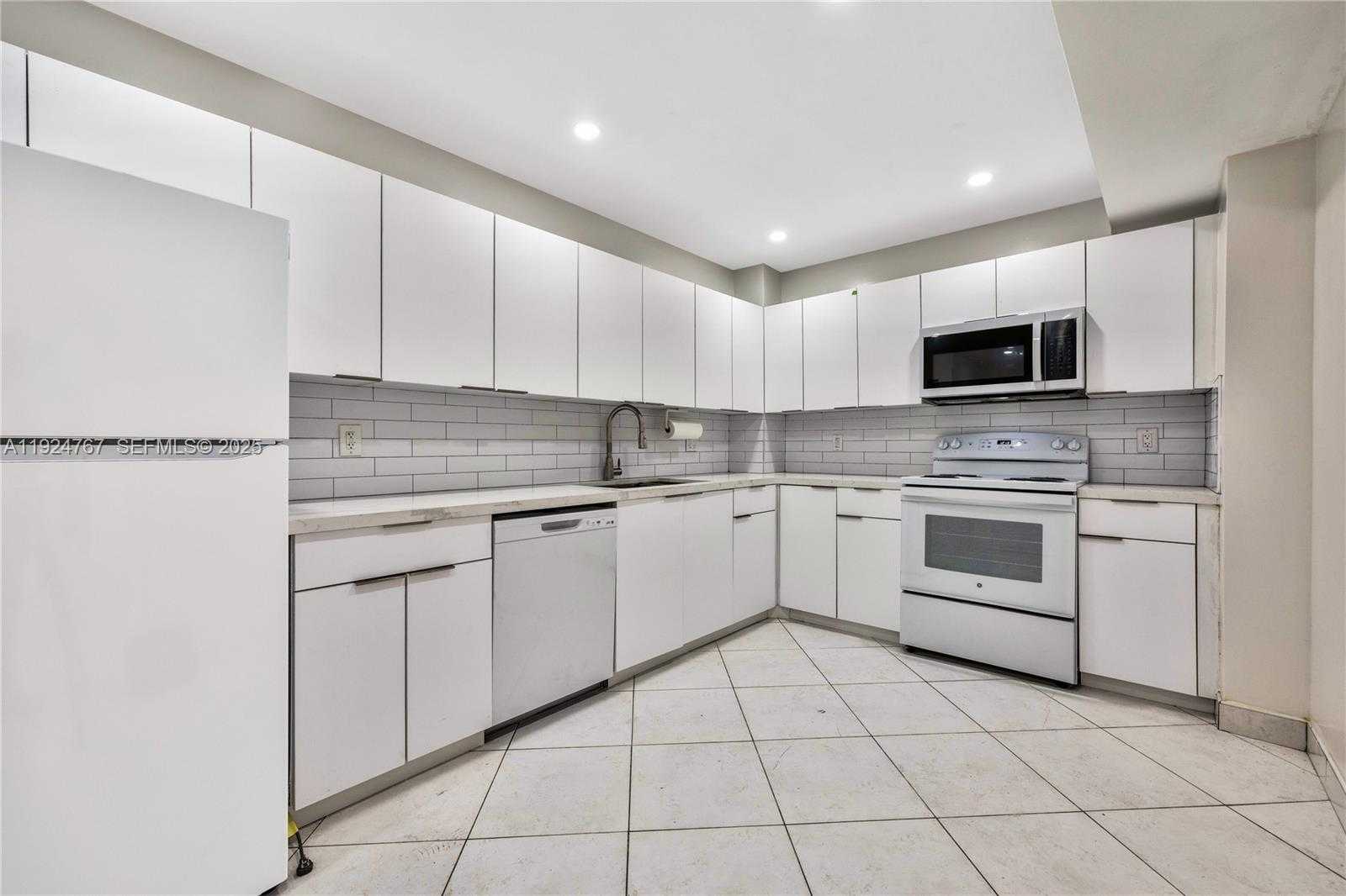 Small Image of 5825 COLLINS AVE #6E, Miami Beach Number 4