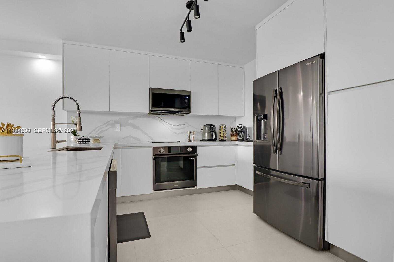 Small Image of 5700 COLLINS AVE #3J, Miami Beach Number 18