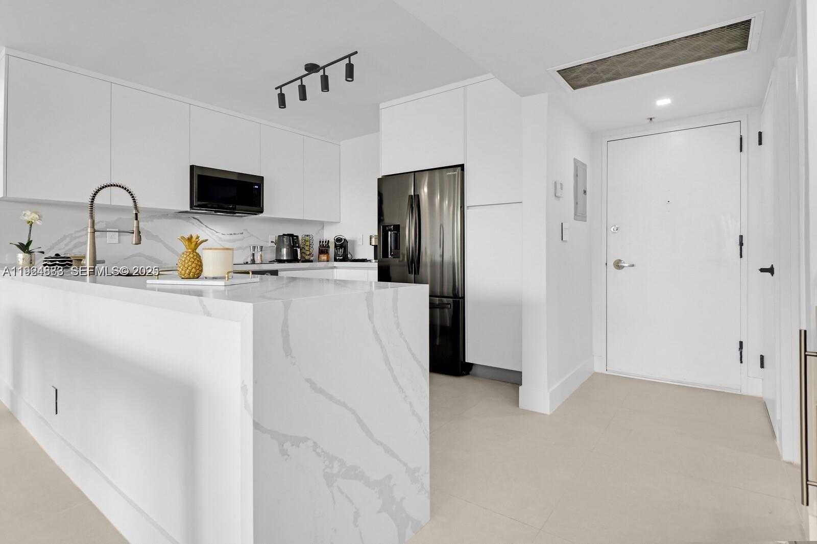 Small Image of 5700 COLLINS AVE #3J, Miami Beach Number 22