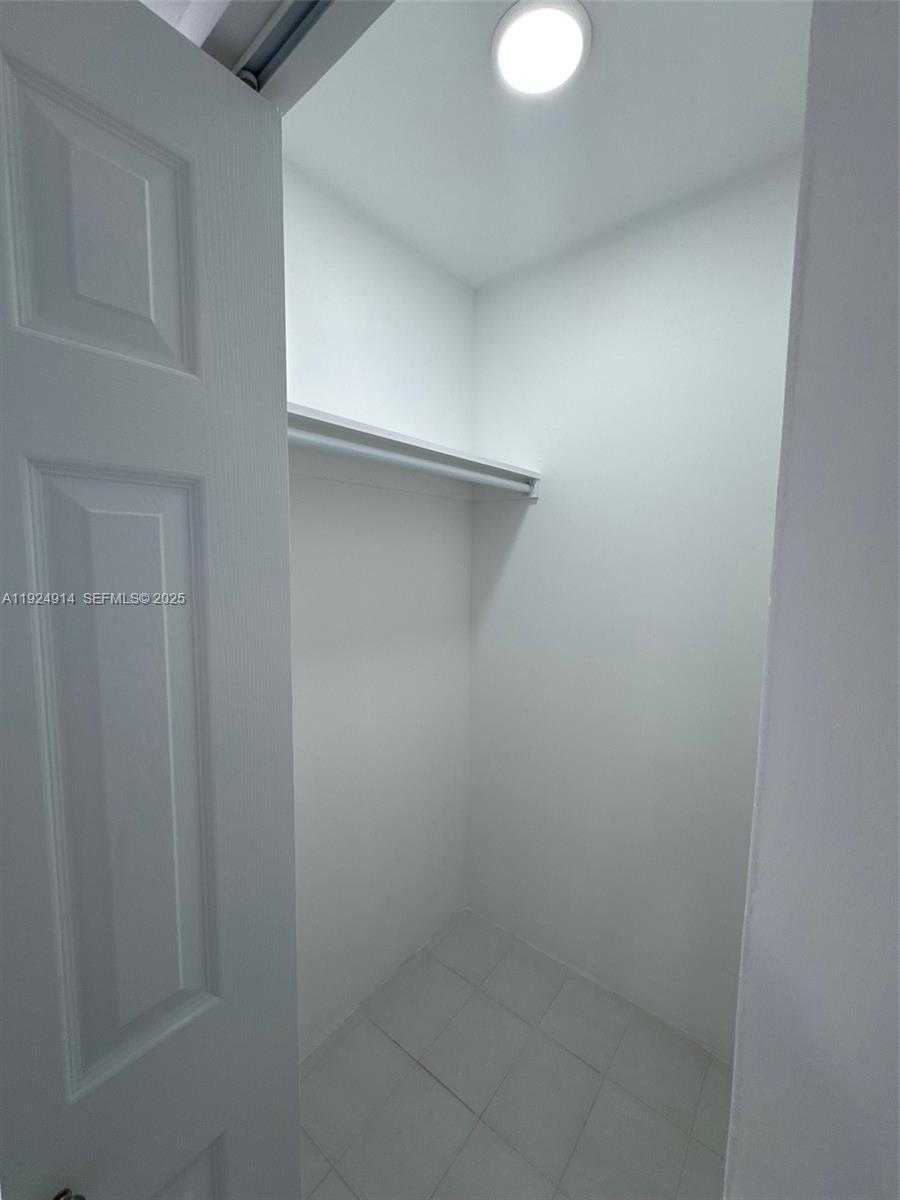 Small Image of 3675 NORTH COUNTRY CLUB DR #2007, Aventura Number 19