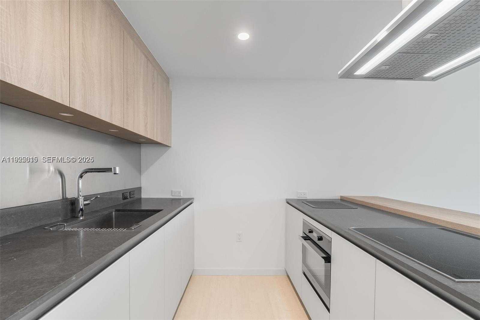 Small Image of 1000 BRICKELL PLZ #3310, Miami Number 4