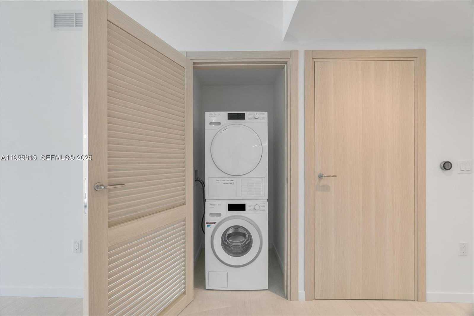 Small Image of 1000 BRICKELL PLZ #3310, Miami Number 9