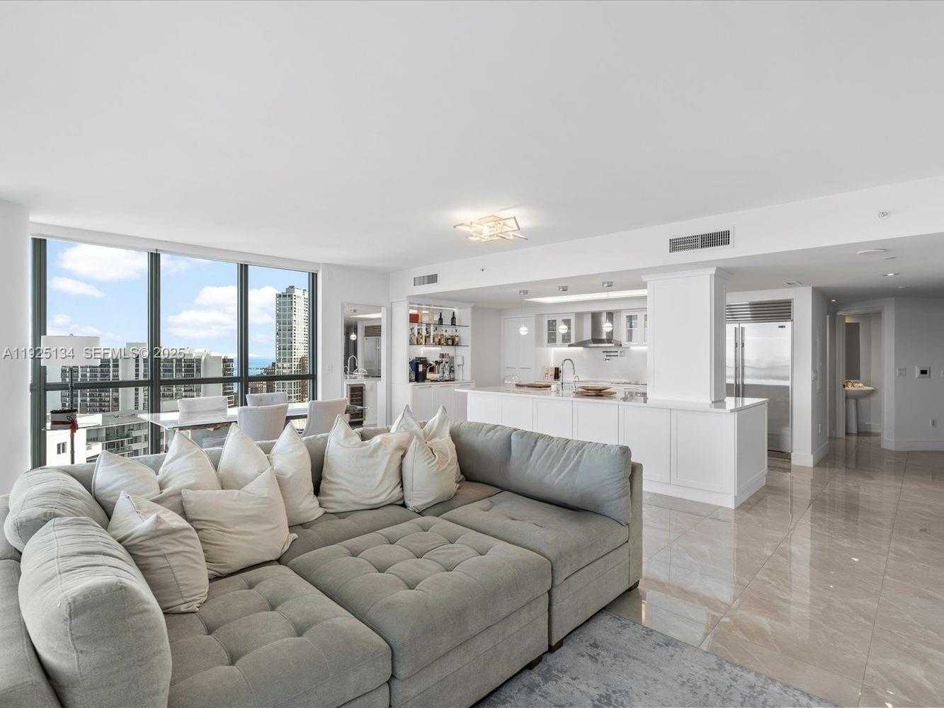Small Image of 1331 BRICKELL BAY DR #1811, Miami Number 4