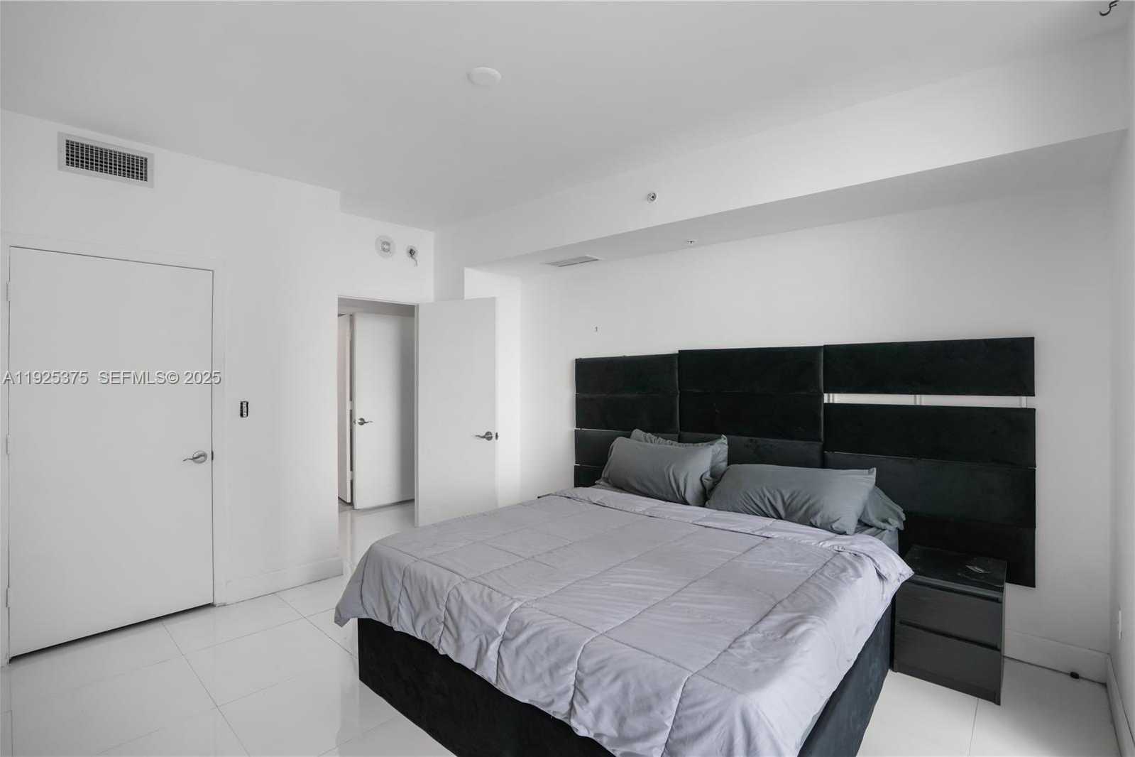 Small Image of 244 BISCAYNE BLVD #2306, Miami Number 14