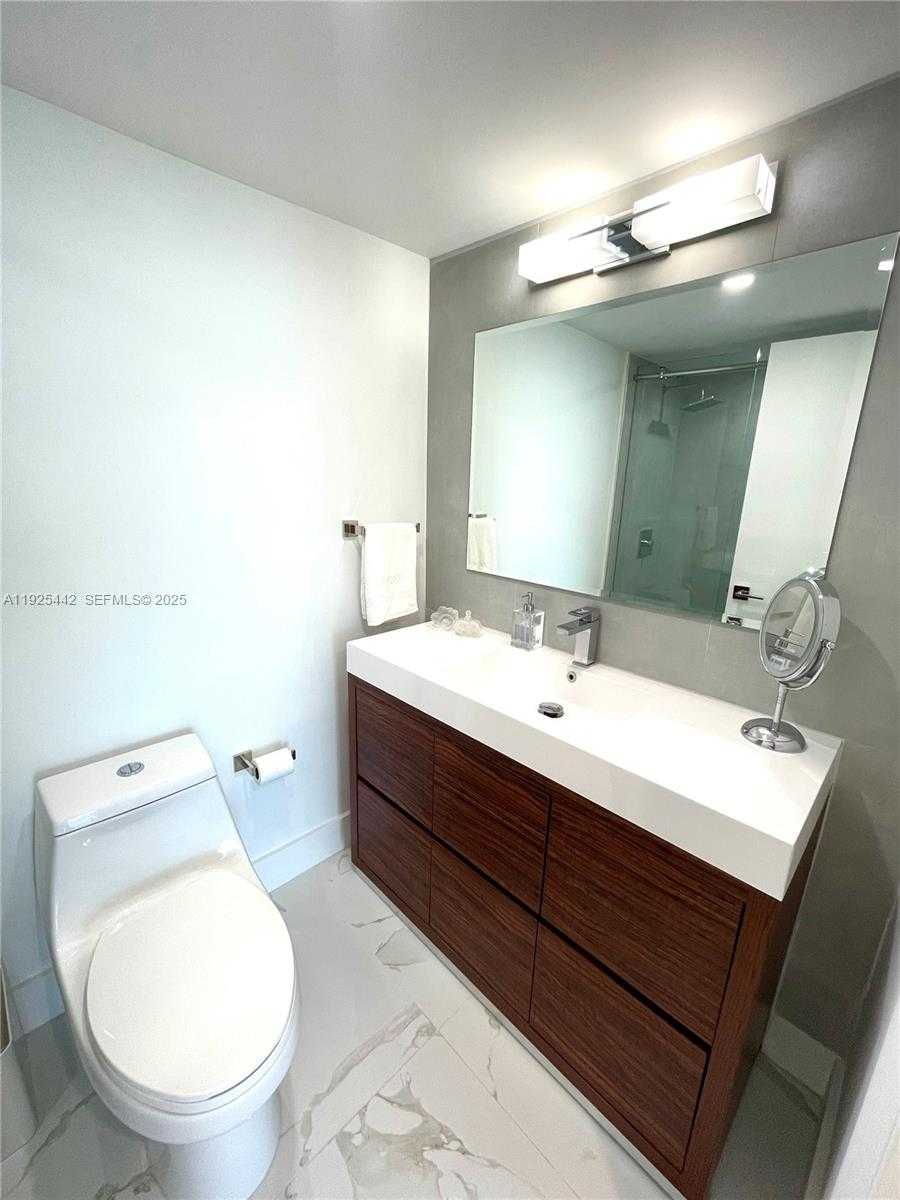 Small Image of 5900 COLLINS AVE #1104, Miami Beach Number 10