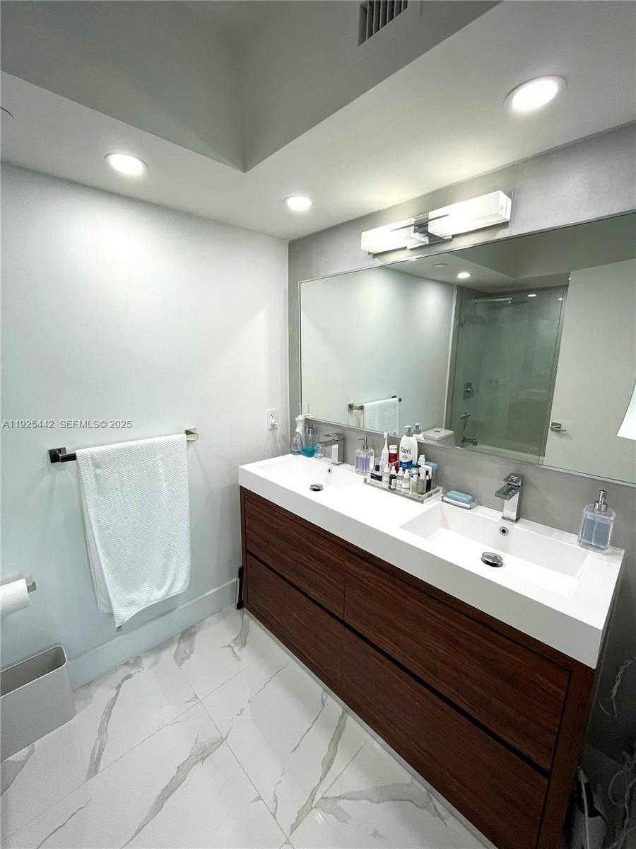 Small Image of 5900 COLLINS AVE #1104, Miami Beach Number 18