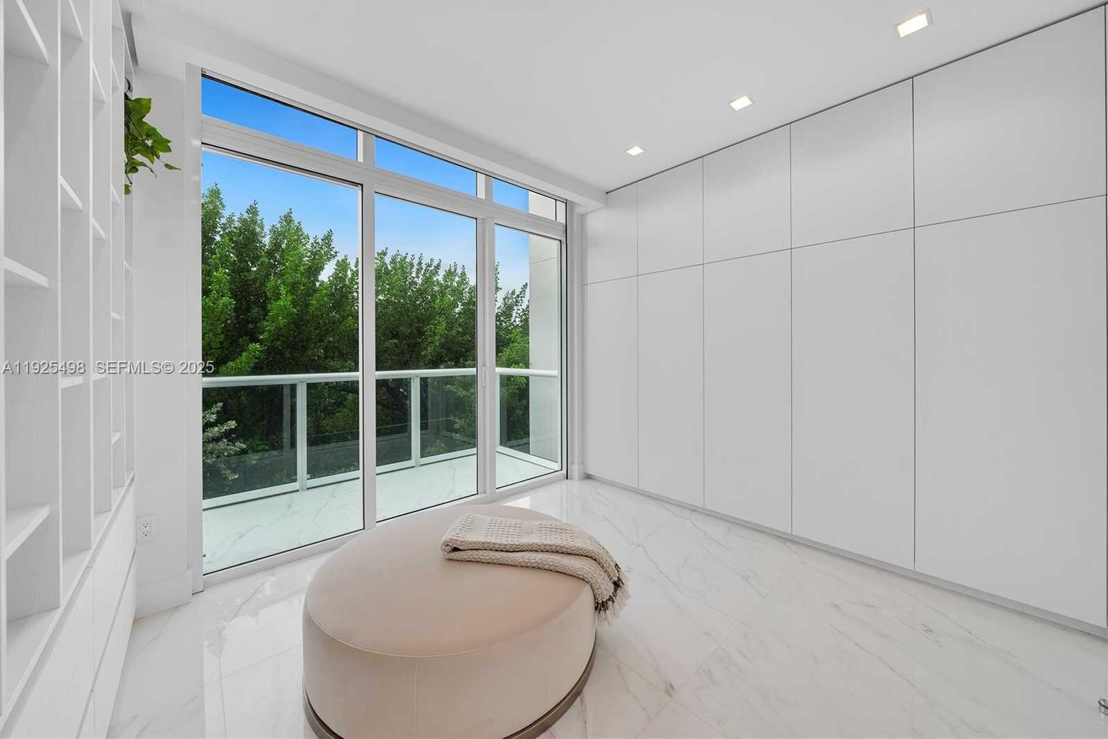 Small Image of 100 SOUTH POINTE DR #TH-13, Miami Beach Number 22