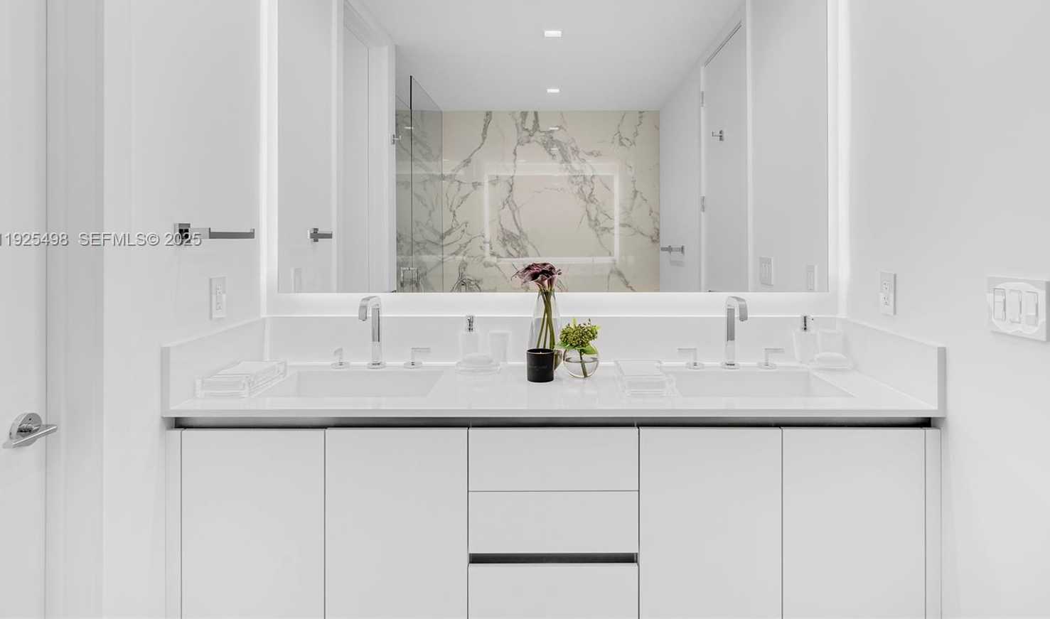 Small Image of 100 SOUTH POINTE DR #TH-13, Miami Beach Number 29