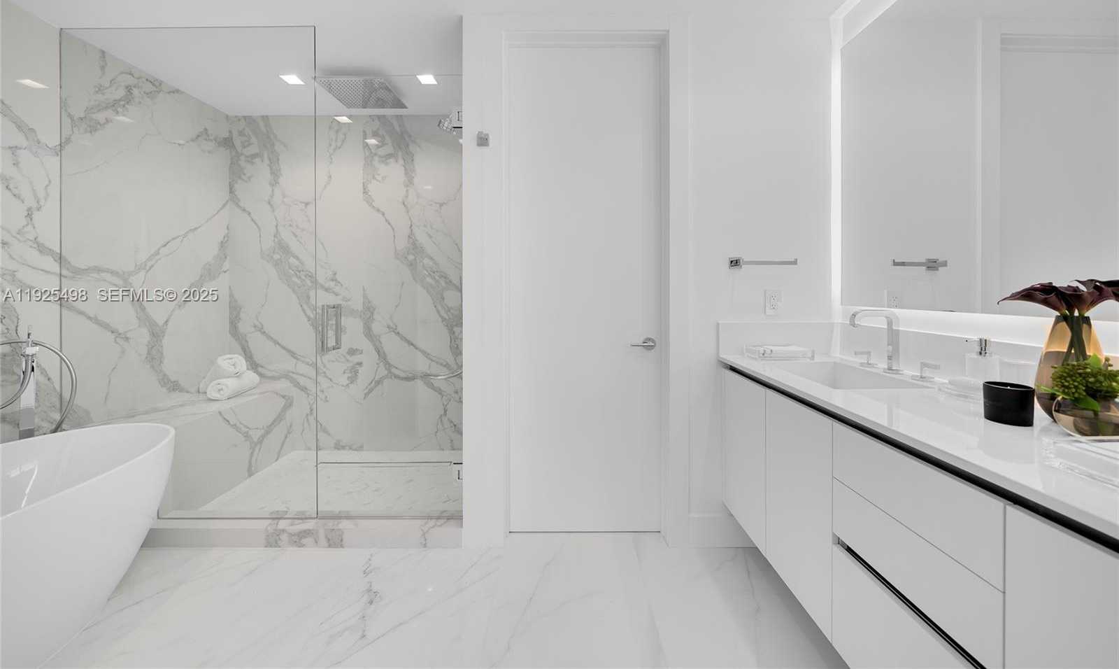 Small Image of 100 SOUTH POINTE DR #TH-13, Miami Beach Number 30