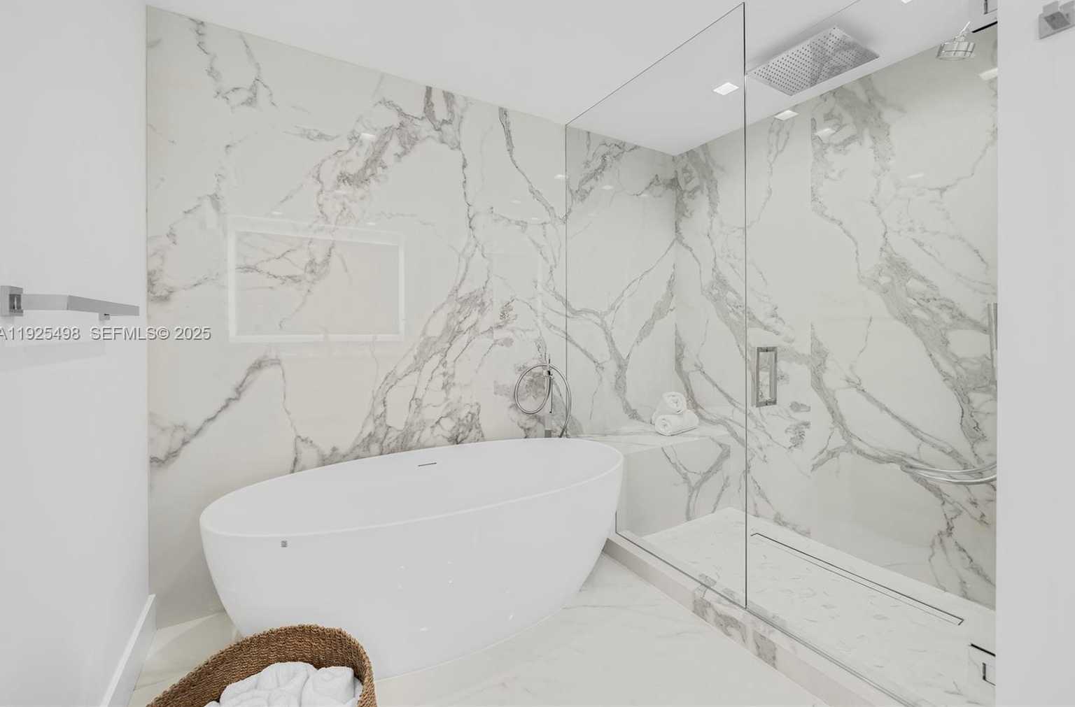 Small Image of 100 SOUTH POINTE DR #TH-13, Miami Beach Number 31