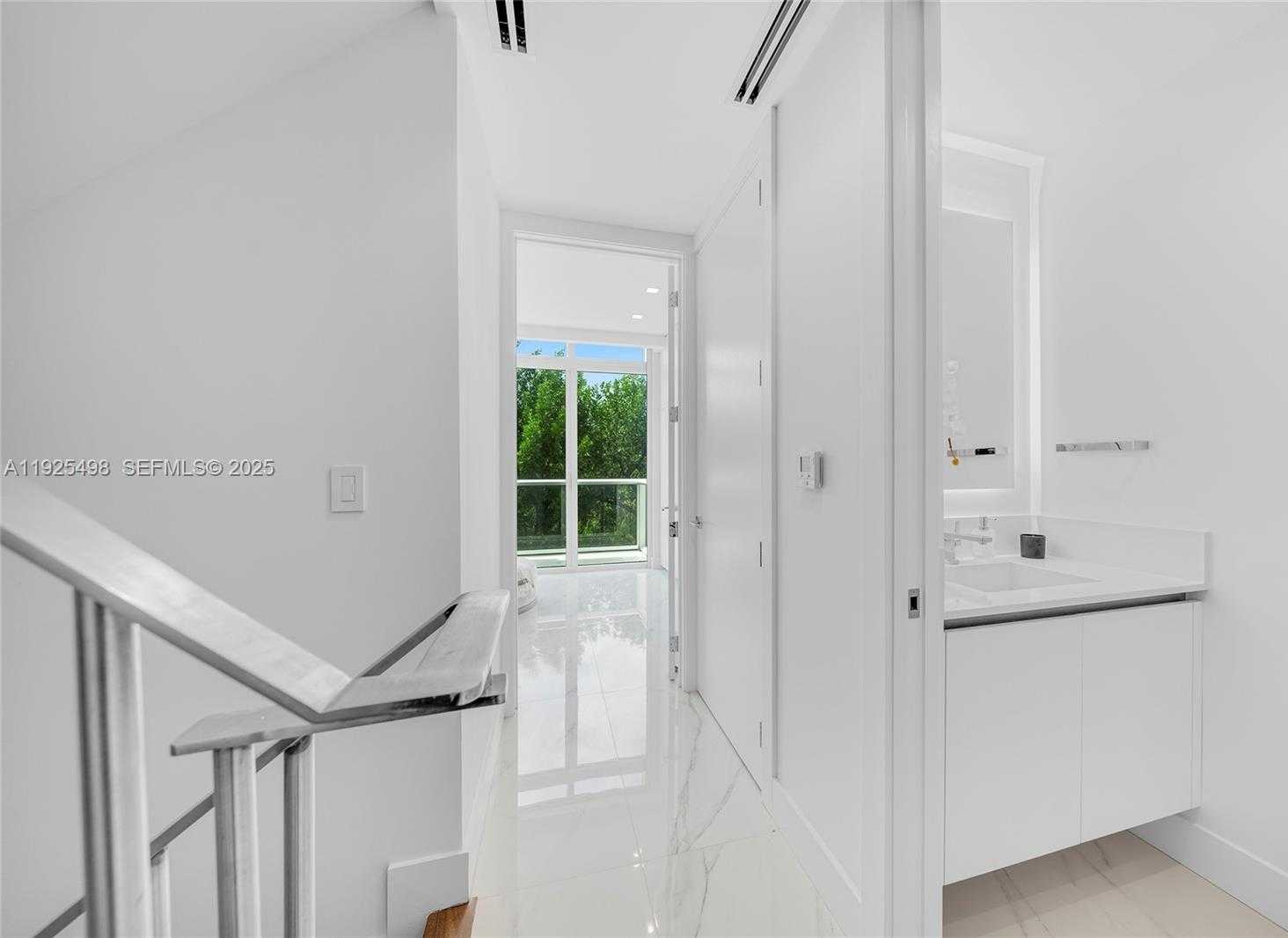 Small Image of 100 SOUTH POINTE DR #TH-13, Miami Beach Number 34