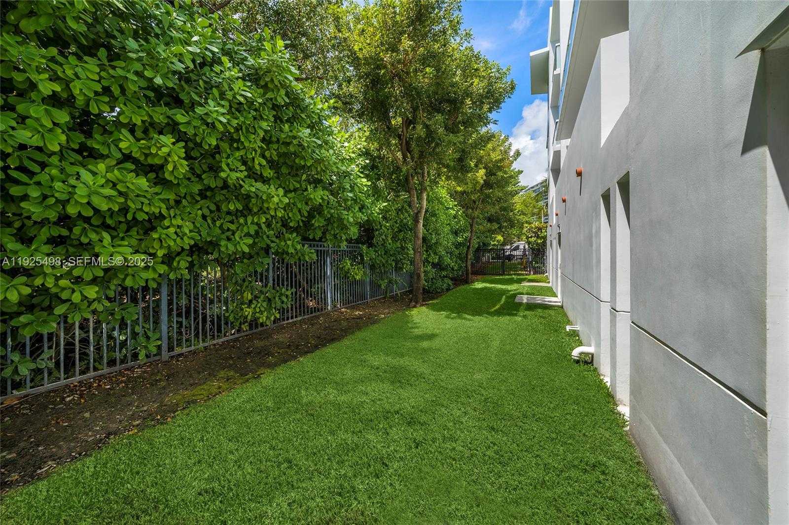 Small Image of 100 SOUTH POINTE DR #TH-13, Miami Beach Number 47