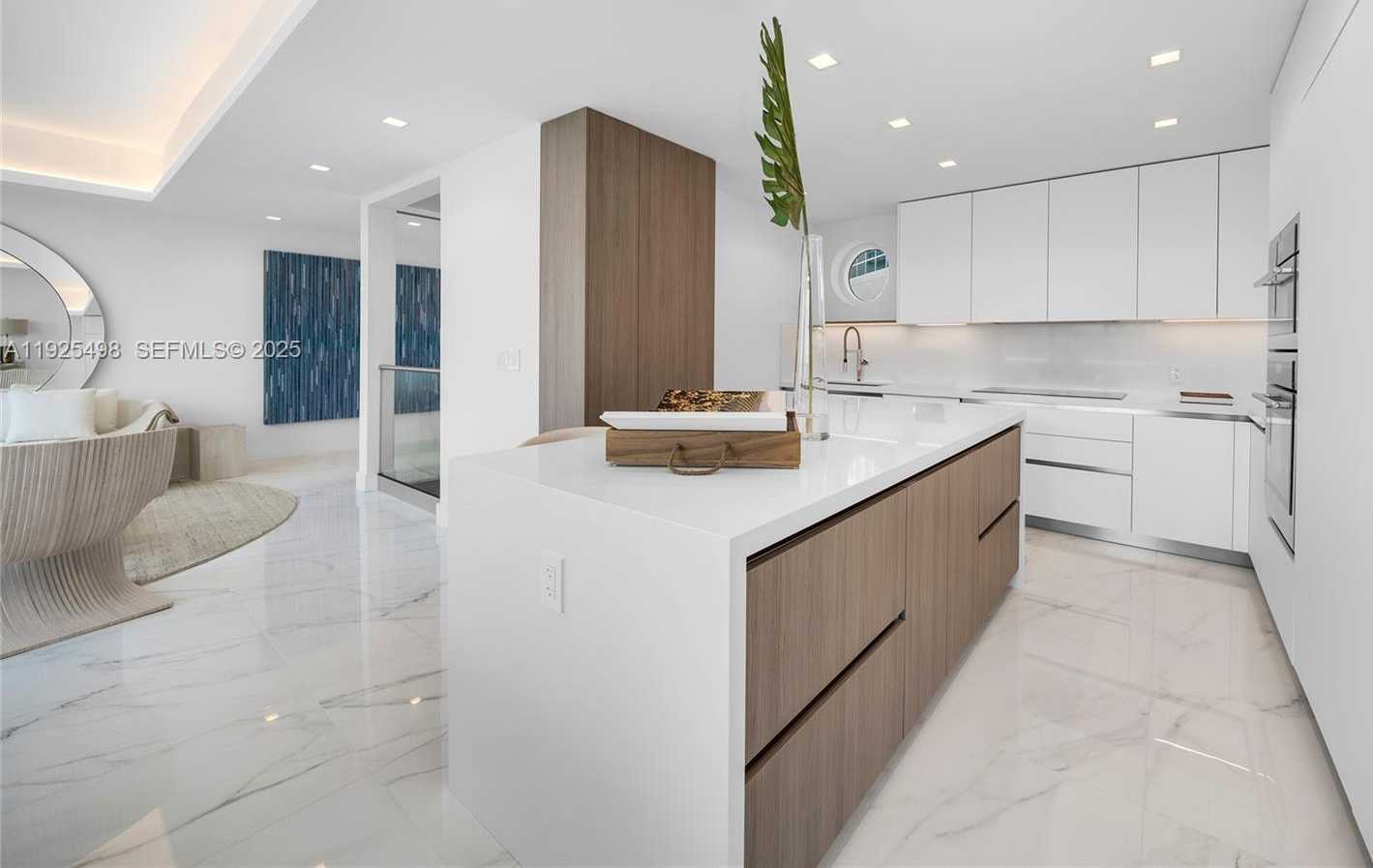 Small Image of 100 SOUTH POINTE DR #TH-13, Miami Beach Number 8