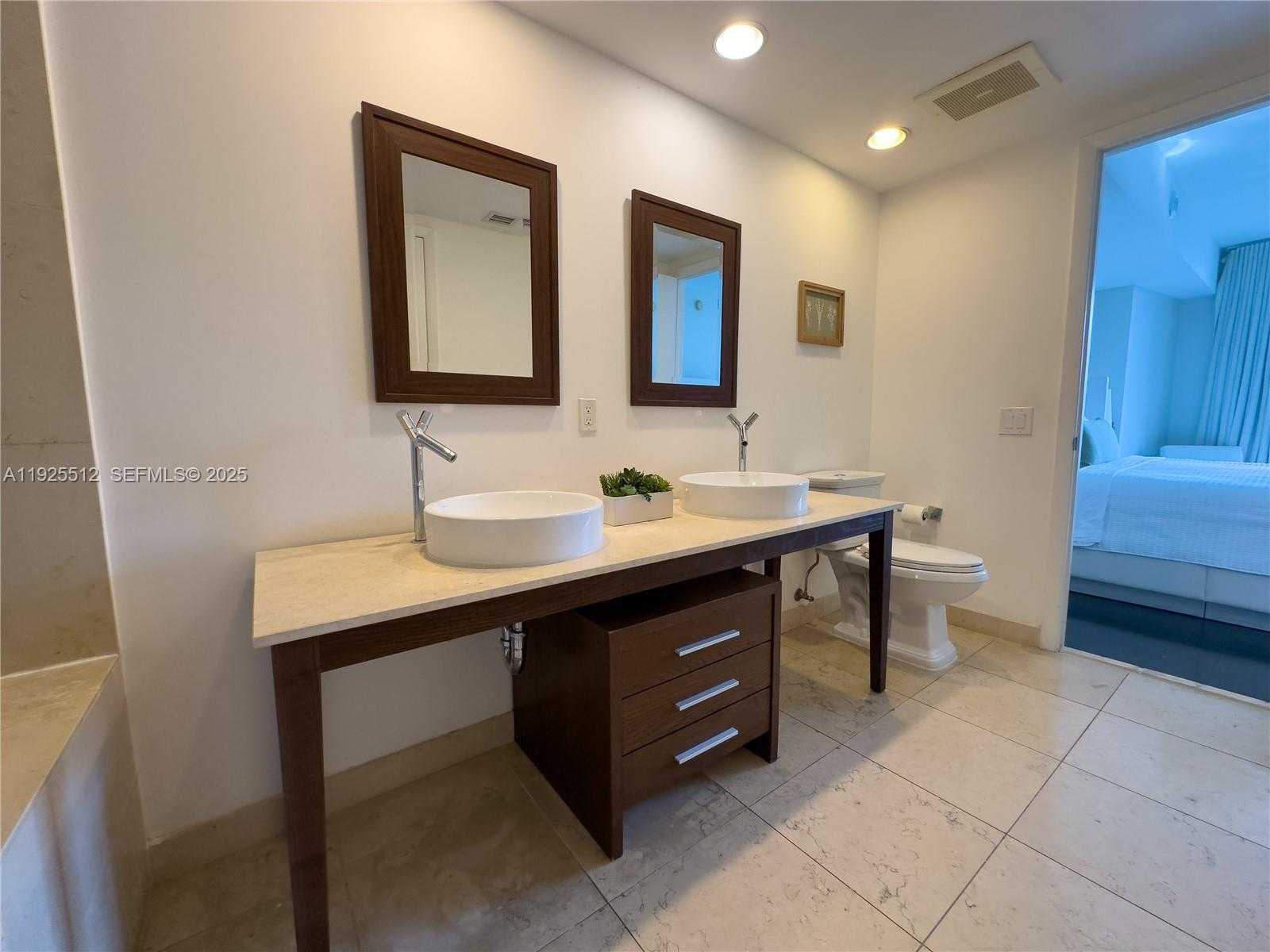 Small Image of 485 BRICKELL AVE #3307, Miami Number 7