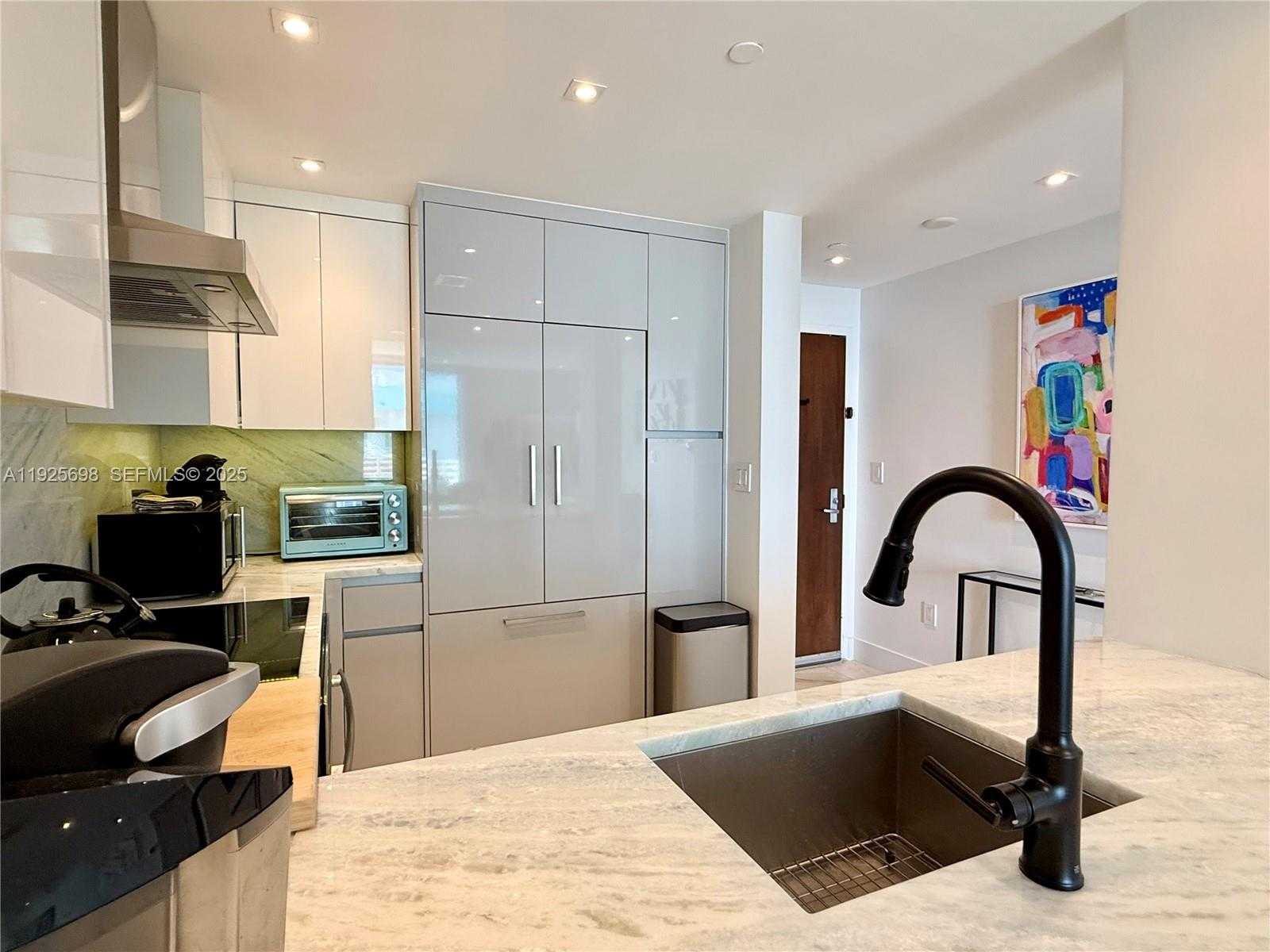 Small Image of 225 COLLINS AVE #6J, Miami Beach Number 13