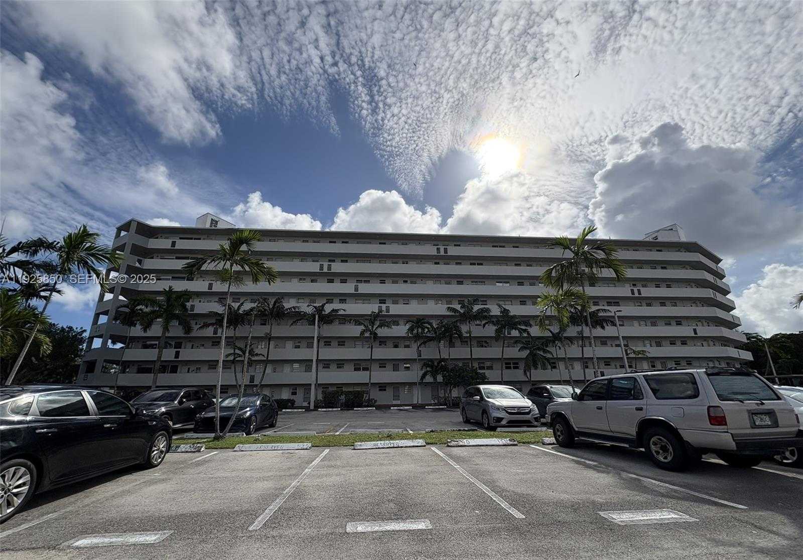 Small Image of 1750 NE 191st St, Miami, FL 33179, USA Number 1