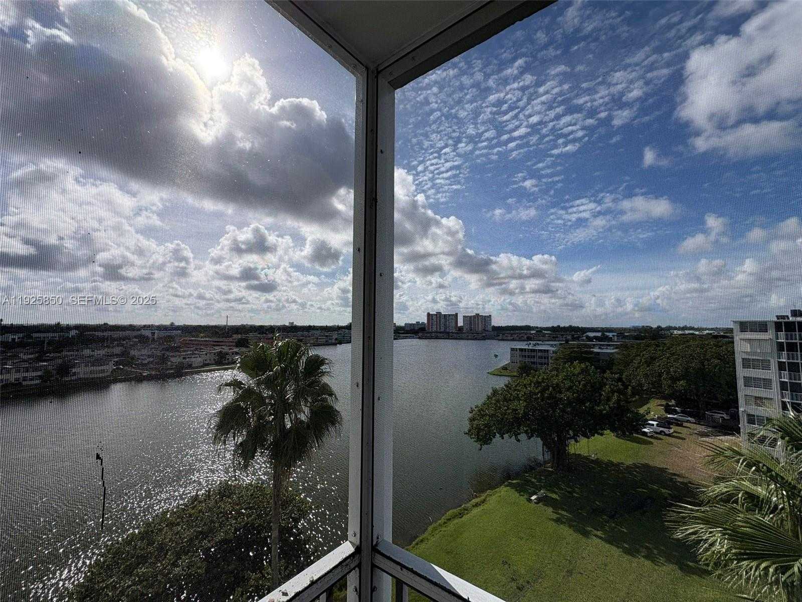 Small Image of 1750 NE 191st St, Miami, FL 33179, USA Number 10