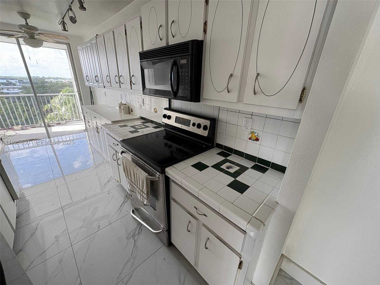 Small Image of 1750 NE 191st St, Miami, FL 33179, USA Number 15