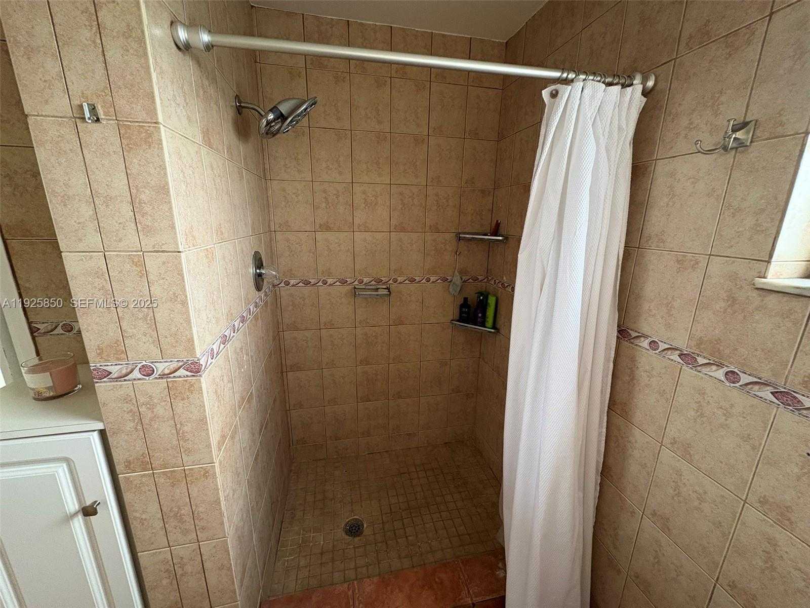 Small Image of 1750 NE 191st St, Miami, FL 33179, USA Number 23