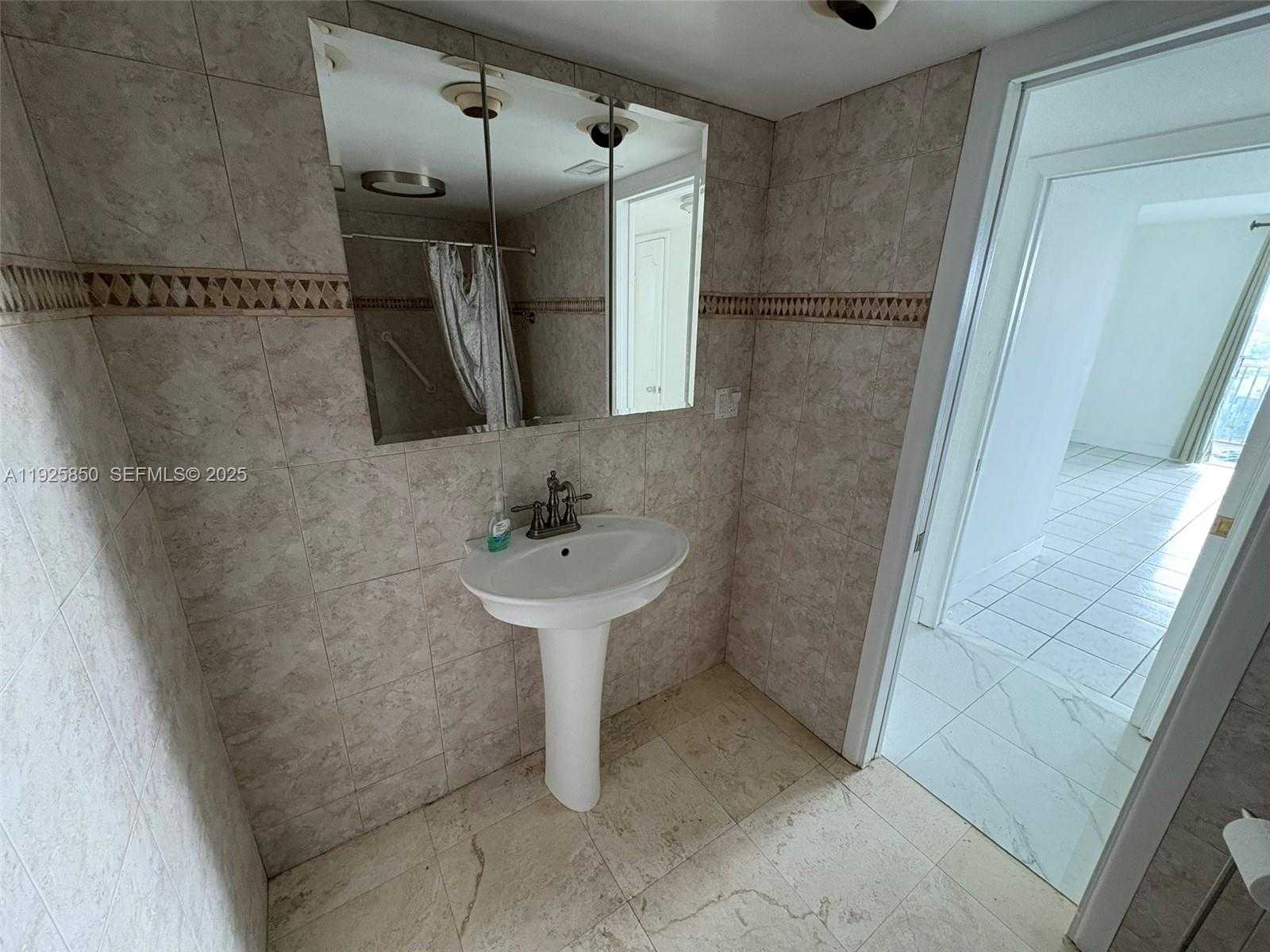 Small Image of 1750 NE 191st St, Miami, FL 33179, USA Number 27