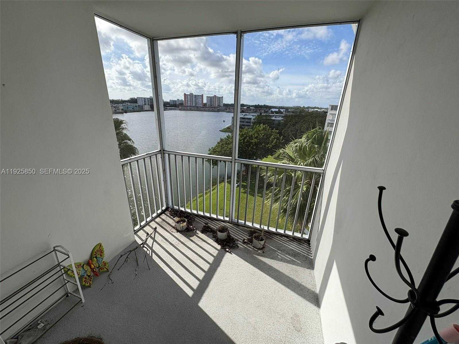 Small Image of 1750 NE 191st St, Miami, FL 33179, USA Number 8