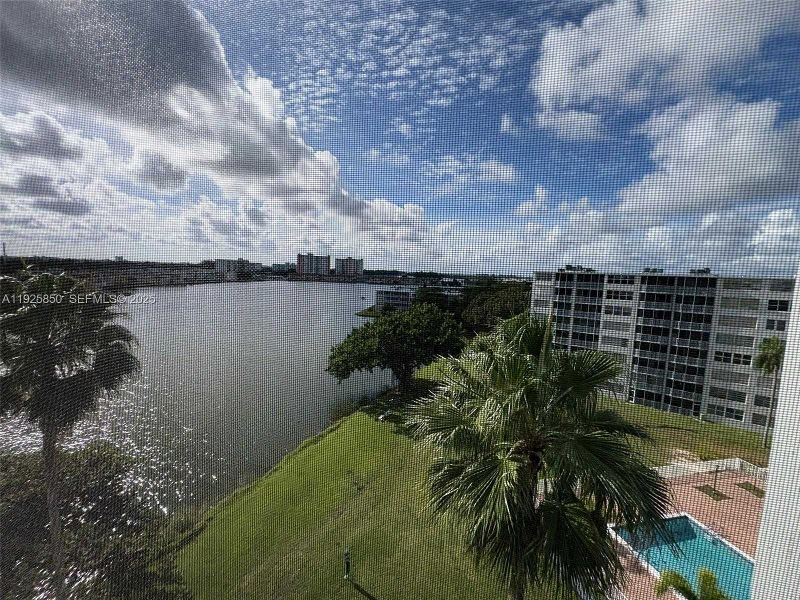 Small Image of 1750 NE 191st St, Miami, FL 33179, USA Number 9