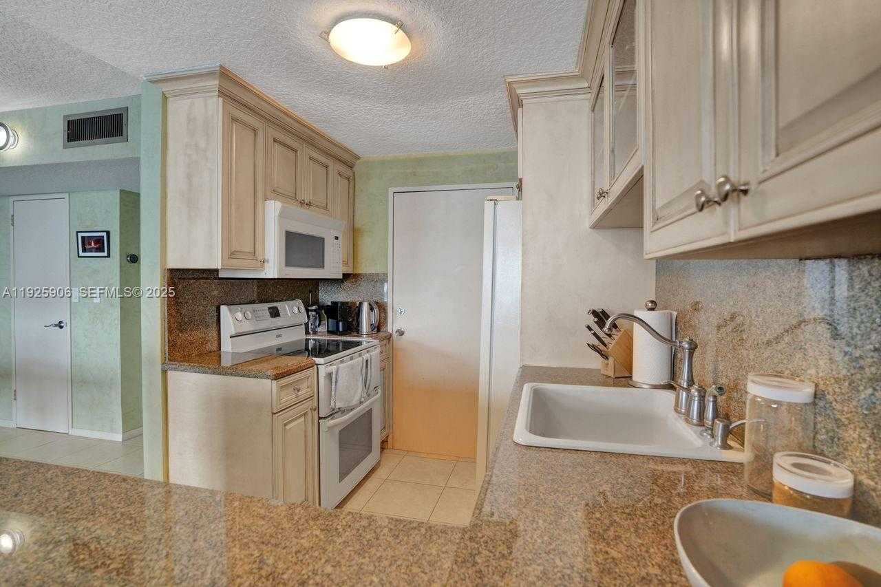 Small Image of 1228 WEST AVE #1002, Miami Beach Number 14