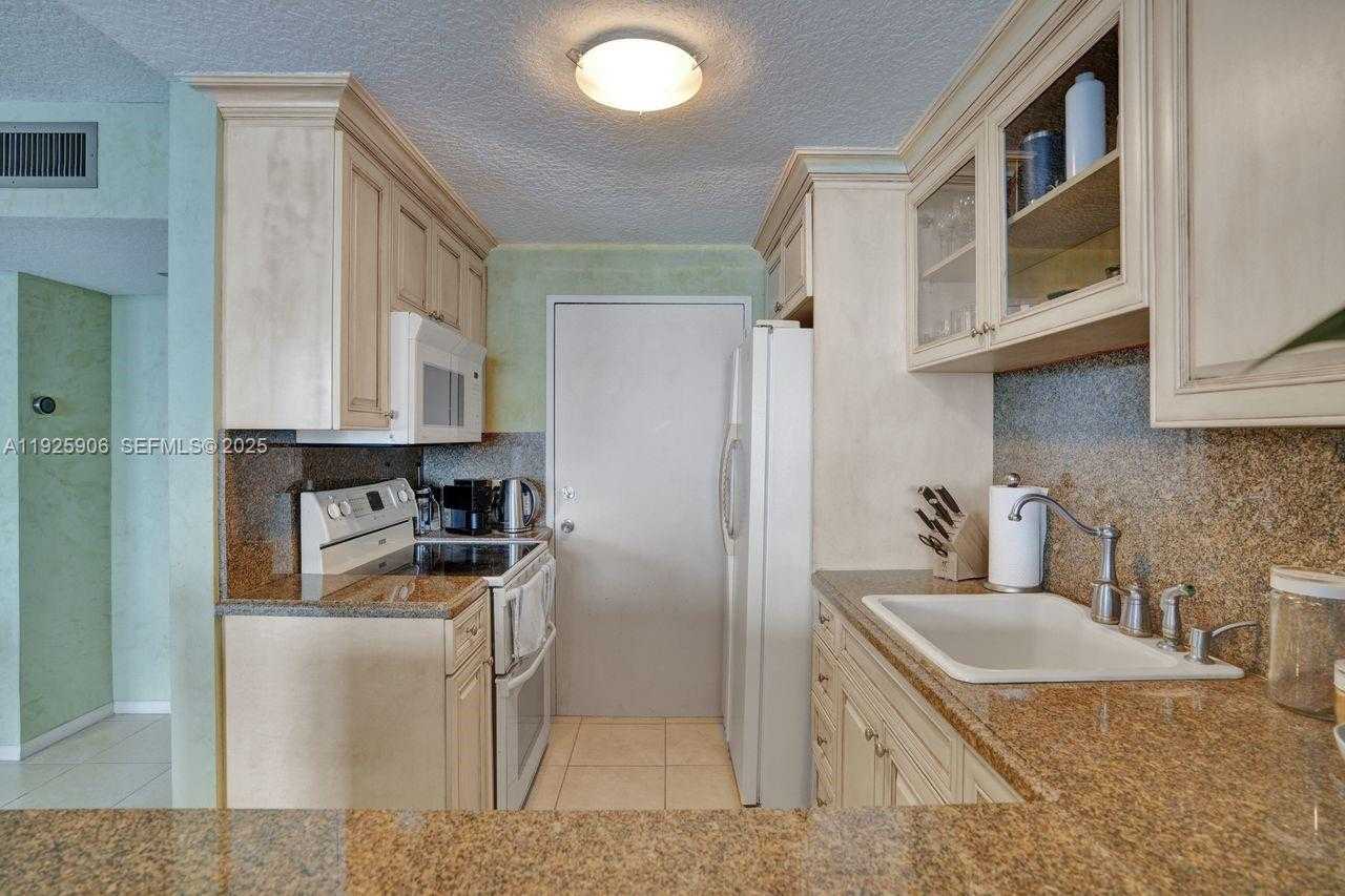 Small Image of 1228 WEST AVE #1002, Miami Beach Number 15