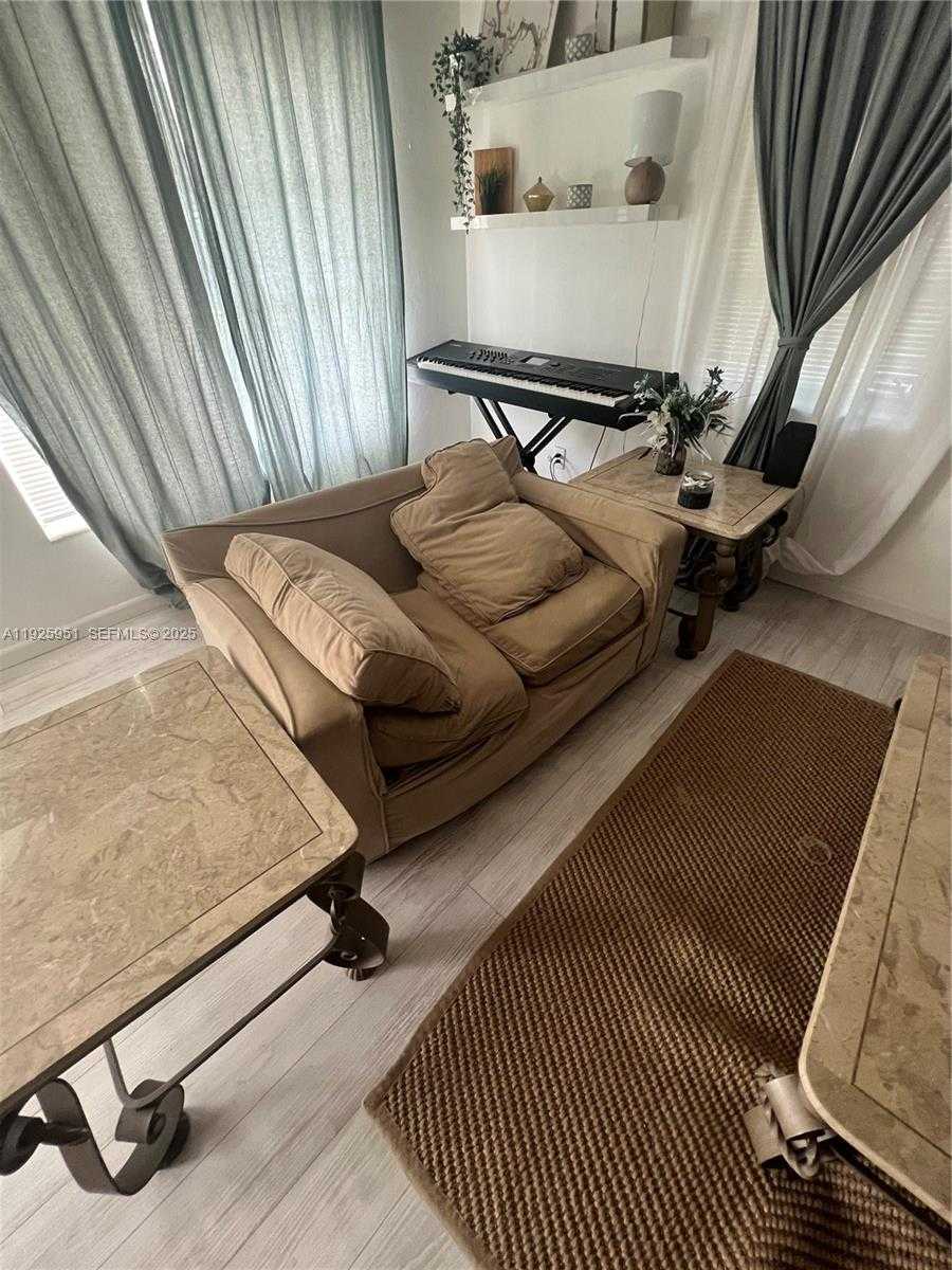 Imagen de Pequeño Objeto