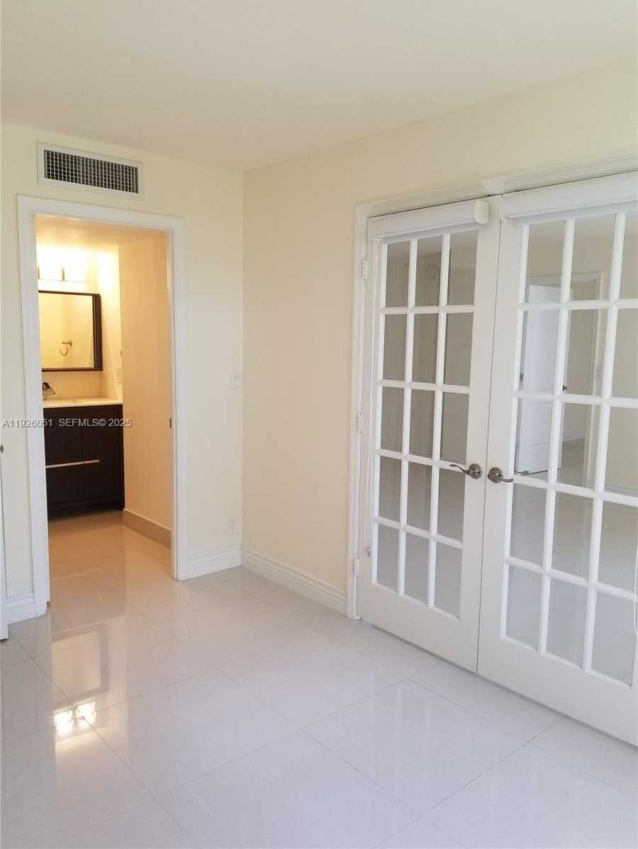 Small Image of Aventura Number 12