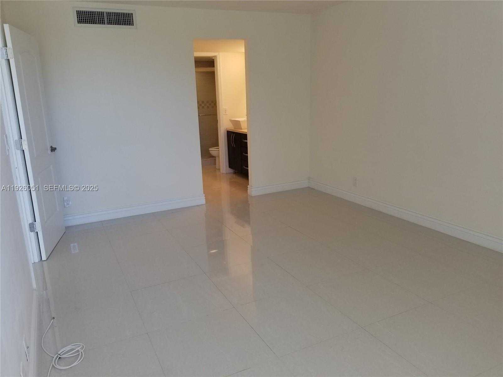 Small Image of Aventura Number 18