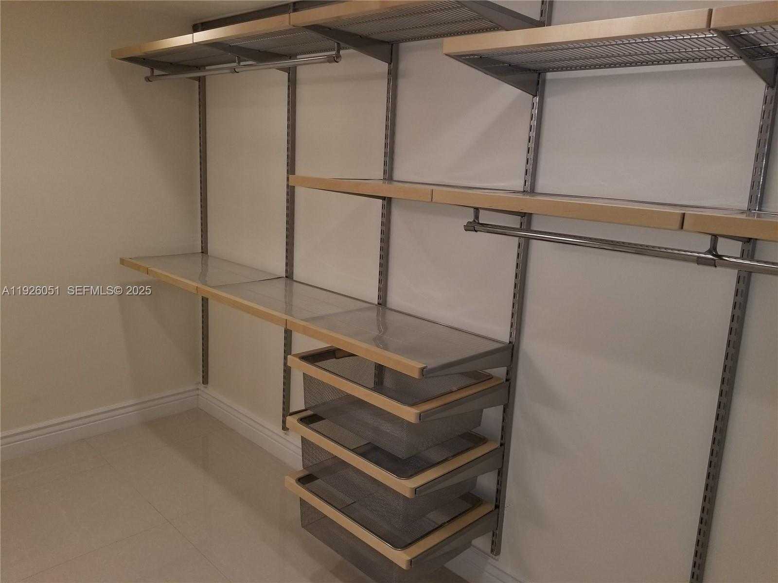 Small Image of Aventura Number 23