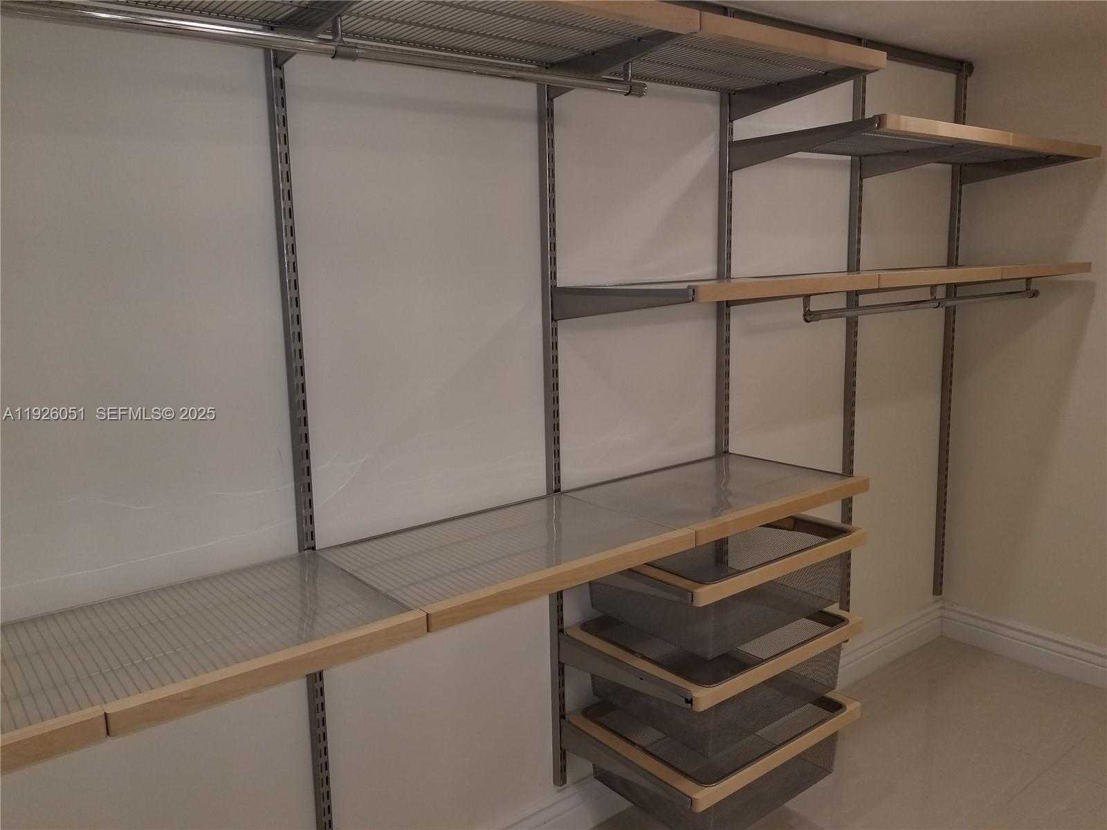 Small Image of Aventura Number 24