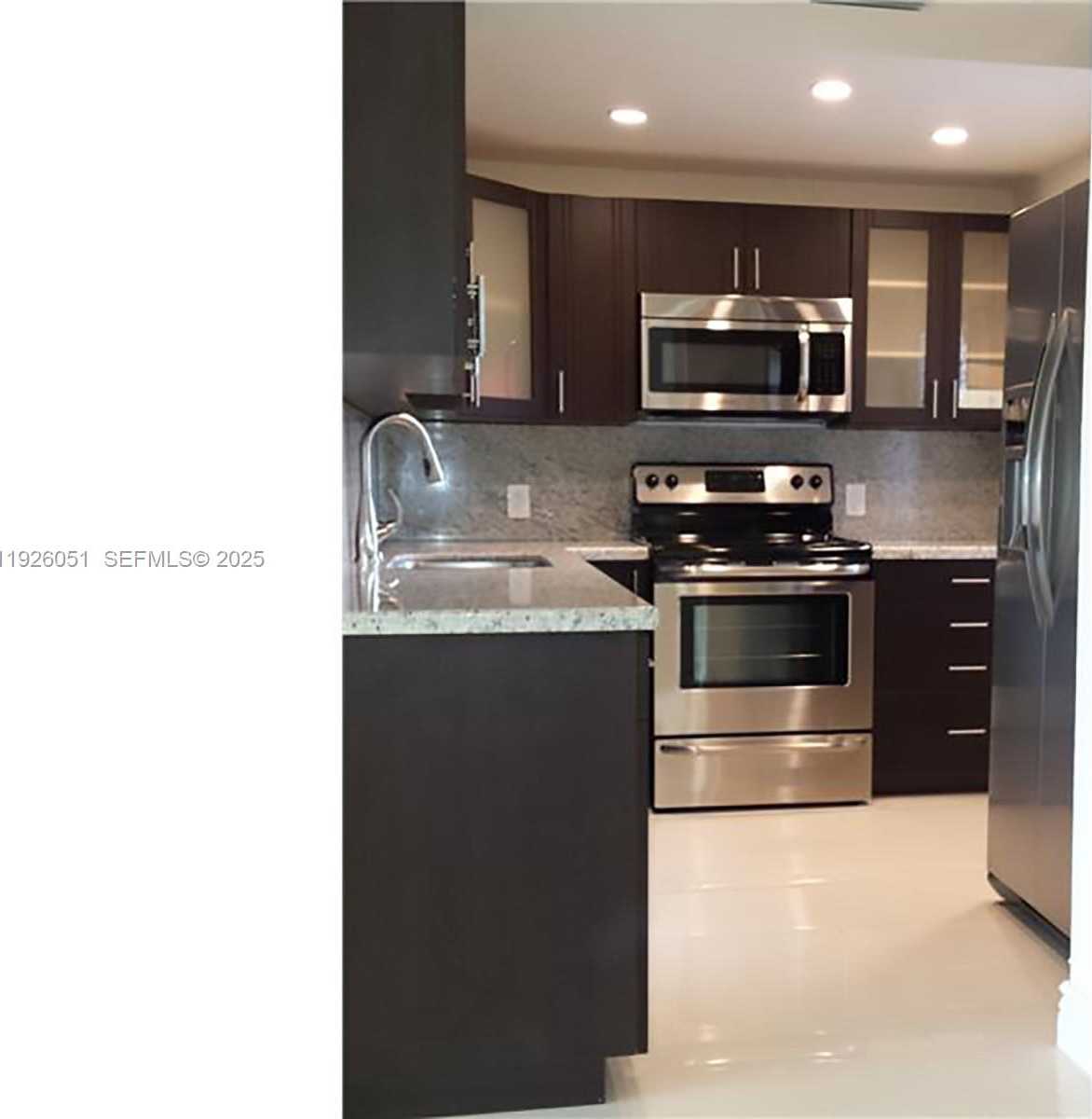 Small Image of Aventura Number 8