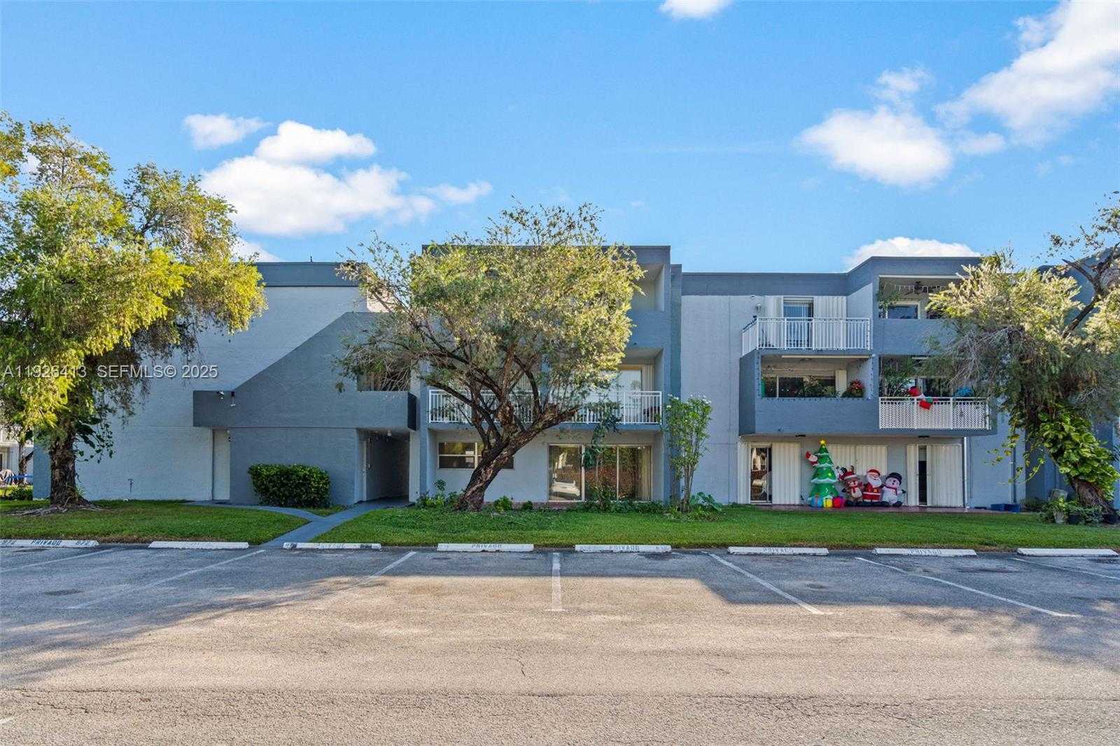 Small Image of 9371 FONTAINEBLEAU BLVD #I112, Miami Number 2