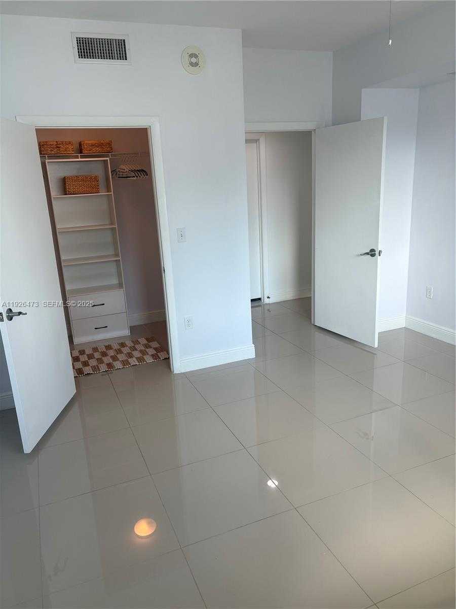 Small Image of 244 BISCAYNE BLVD #1605, Miami Number 17