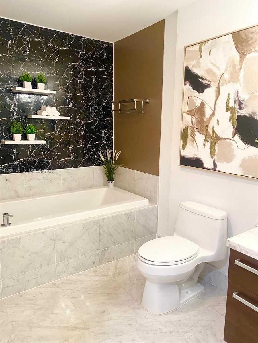 Small Image of 244 BISCAYNE BLVD #1605, Miami Number 19