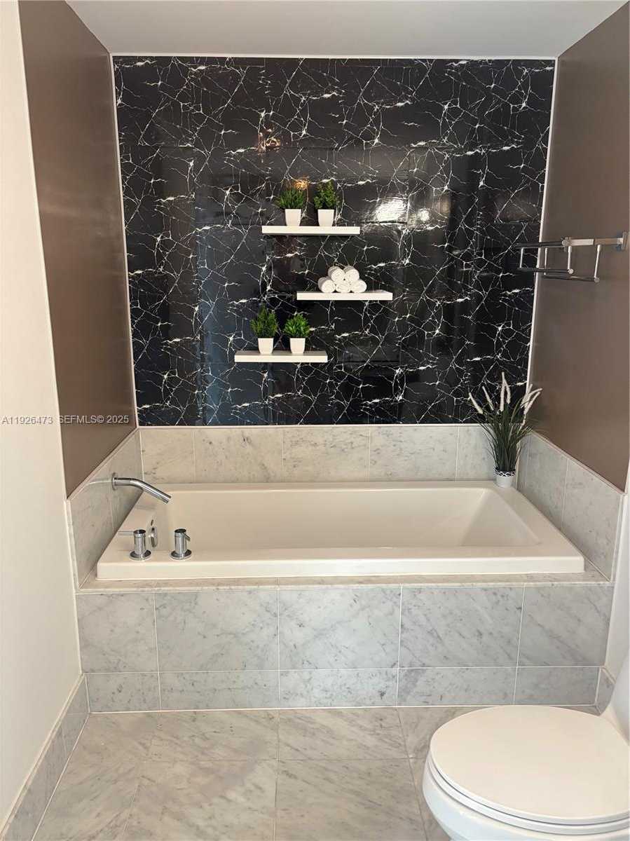 Small Image of 244 BISCAYNE BLVD #1605, Miami Number 21