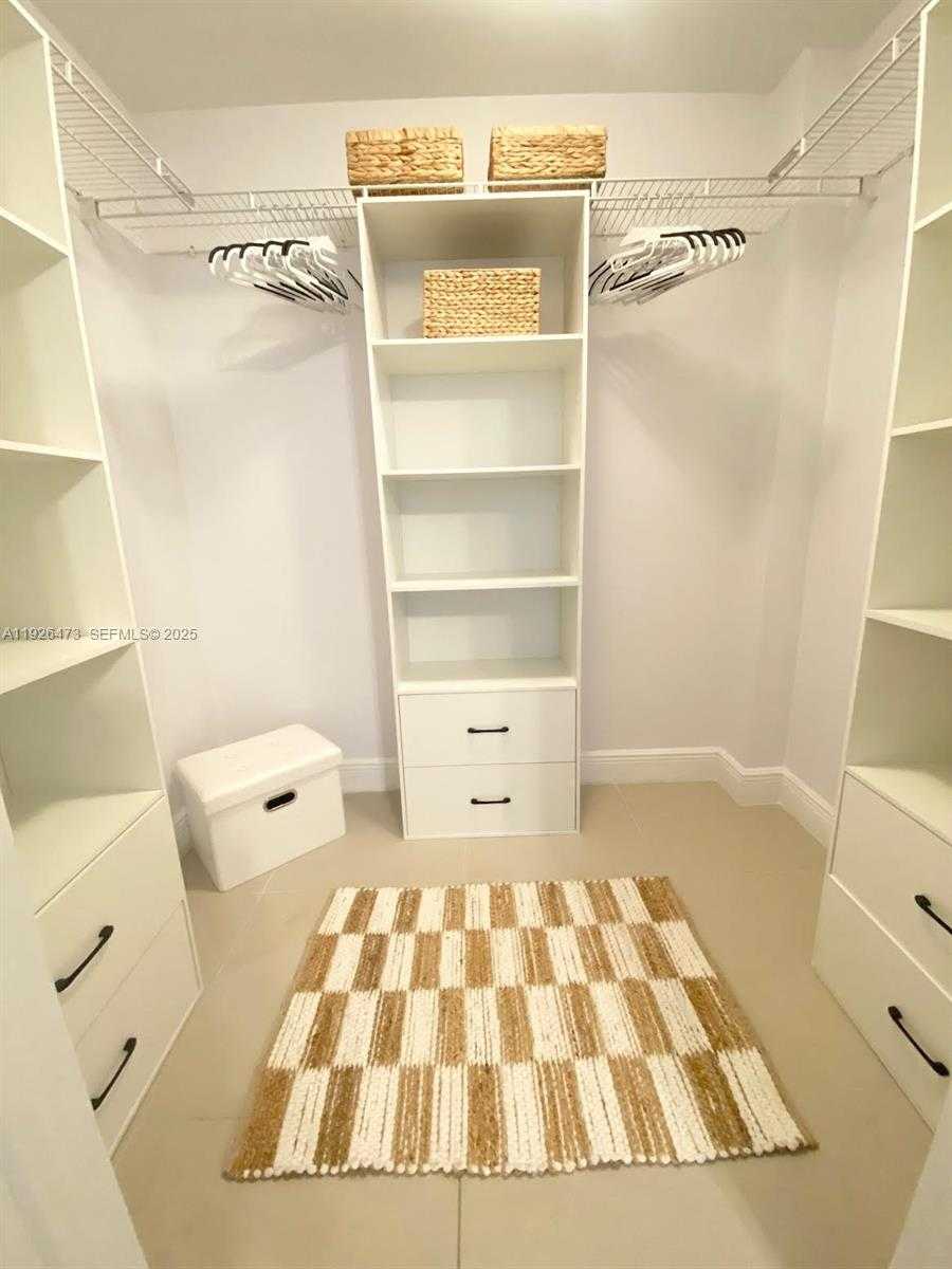 Small Image of 244 BISCAYNE BLVD #1605, Miami Number 24